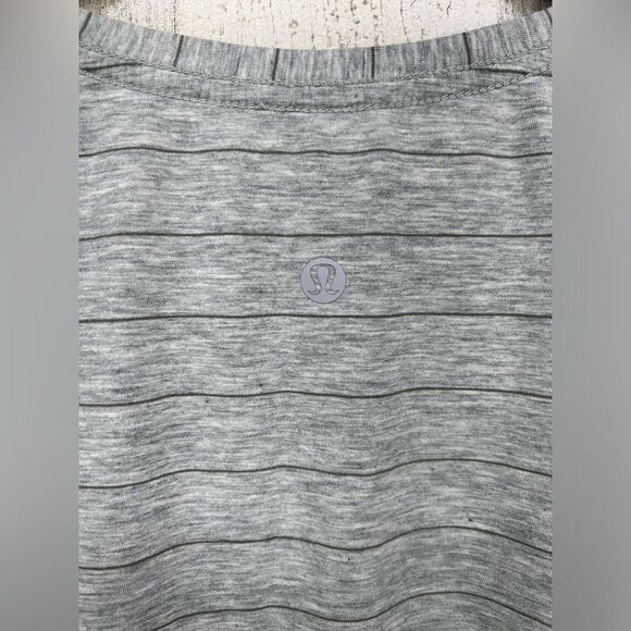 Lululemon Love Tee V Heathered Light Gray with Stripes Womens XS 4 - Picture 3 of 4